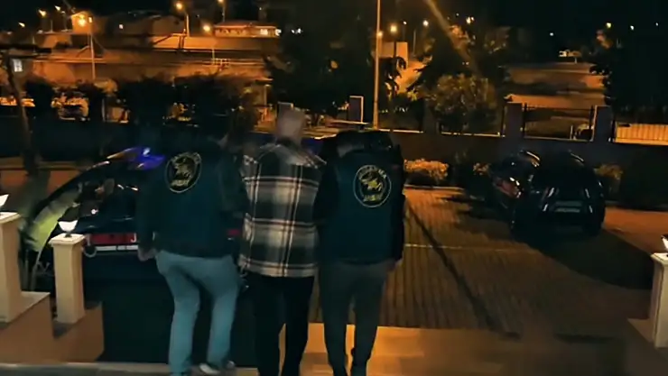 Interpol Kırmızı ve Yeşil bültenle aranan 2 şahıs yakalandı