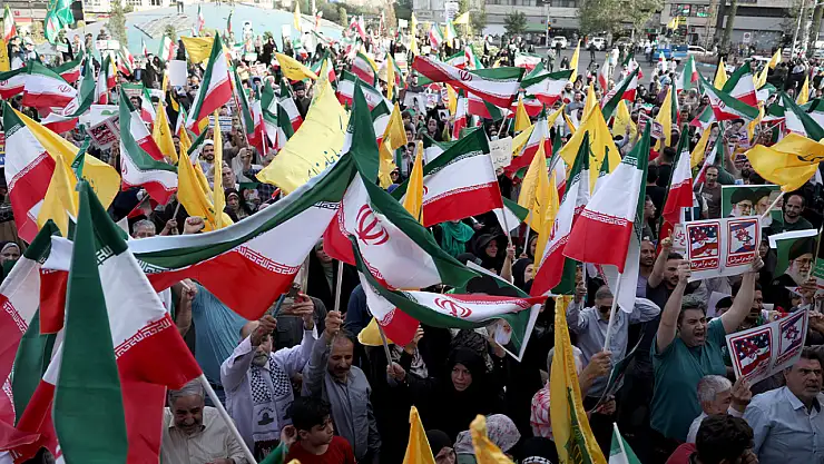 İran'da  Binlerce Kişi  Ateşkes Sonrası Zafer Kutlaması Yaptı