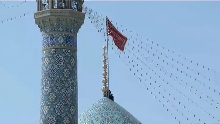 İran'da cami kubbesine 'Hüseyin'in intikamı' intikam bayrağı çekildi