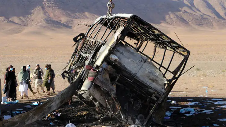 İran'ın sınır dışı ettiği Afgan göçmenleri taşıyan otobüs kaza yaptı: 78 ölü