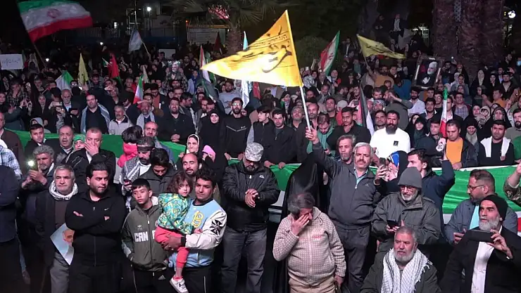 İran, İsrail'e Saldırıyı Tahran'da Coşkuyla Kutladı!