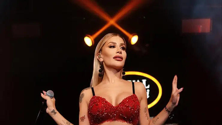 İrem Derici Sevgilisine Yaklaşan Kızı Sahneden Rezil Etti