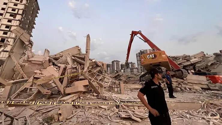 İş makinesi operatörü göçük altında kalarak hayatını kaybetti