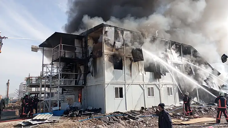 İşçi Konteynerında Yangın! Alevlerle Mücadele Ediliyor