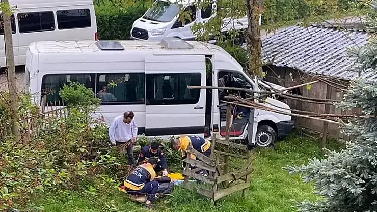 İşçi servisi, cip ve ağaca çarptı