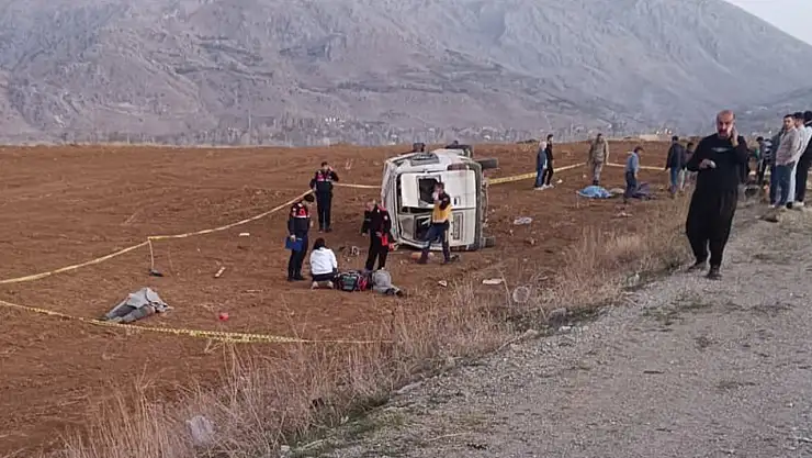 İşçileri taşıyan minibüs takla attı: 2 ölü, 7 yaralı