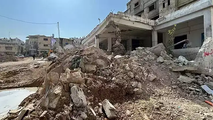 İsrail, Gazze'deki Aksa Hastanesi'ni Vurdu