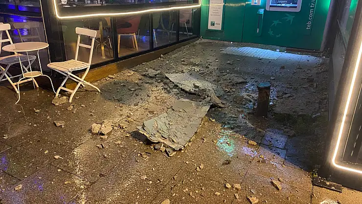 İstanbul Çürüyor: 5 Katlı Binanın Çatısı Çöktü