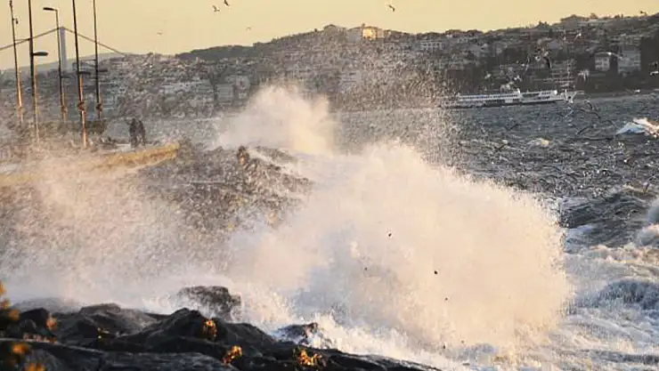 İstanbul'da fırtına vapur seferlerini iptal ettirdi