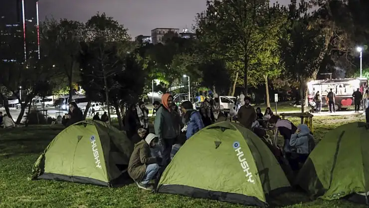 İstanbul'da vatandaşlar geceyi okul bahçeleri, parklar ve camilerde geçirdi