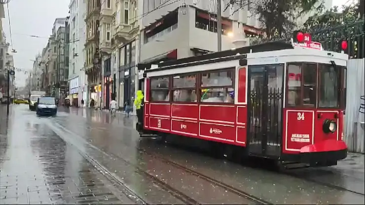 İstanbul Sağanak Etkisi Devam Ediyor! Caddeler Su Altında