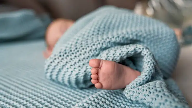 İzmir'de cami avlusunda bankın üzerinde bebek bulundu!