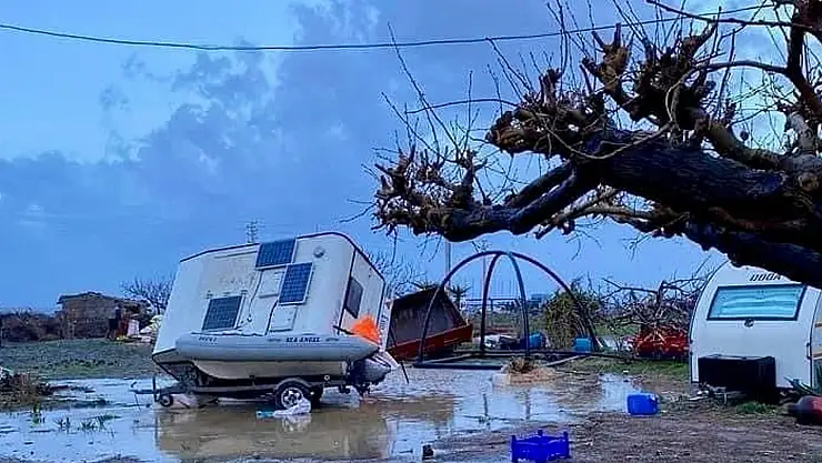 İzmir'de etkili olan fırtına hayatı olumsuz etkiledi