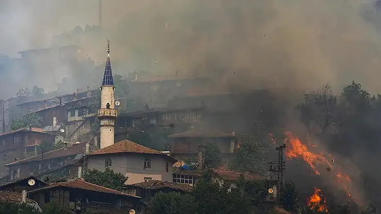 İzmir'in Çeşme ve Ödemiş ilçelerinde yangın devam ediyor: 1 can kaybı!