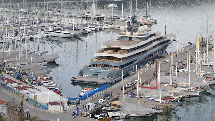 Jeff Bezos'un ultra 136 metrelik lüks yatı 'Flayin Fox' Fethiye'de