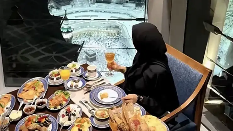 Kabe manzaralı odadan kahvaltı paylaşımı