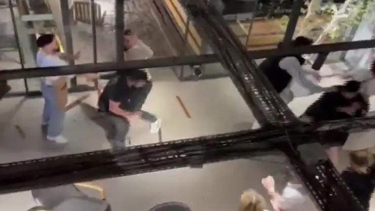 Kafede iki grup birbirine girdi! O anlar kamerada