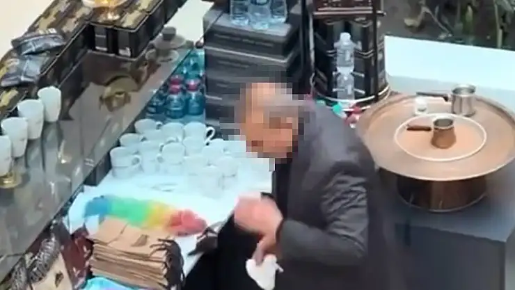 Kahve Satışı Yaptığı Dükkanında Fincanları Tükürükle Temizledi