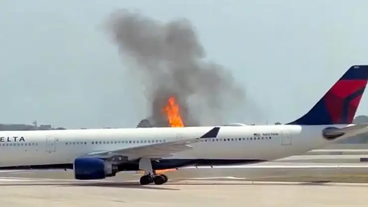 Kalkışa hazırlanan uçağın motoru alev aldı