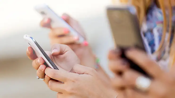 Kamusal Alanlarda Akıllı Telefon Kullanımı Yasaklandı