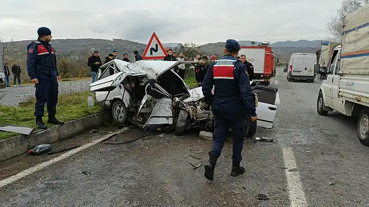Kamyona çarpan otomobil hurdaya döndü: 1 ölü, 2 yaralı