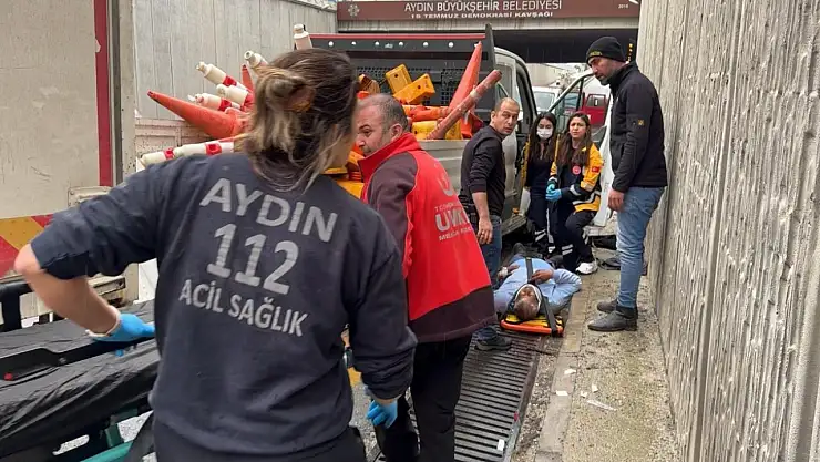 Kamyonet, altgeçitte çalışma yapan işçilerin aracına çarptı: 6 yaralı
