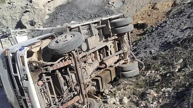 Kamyonet şarampole devrildi: 3 yaralı