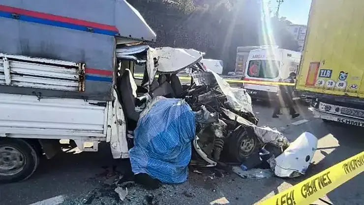 Kamyonet, TIR'a arkadan çarptı: 1 ölü, 2 yaralı
