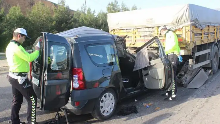 Kamyonet tıra arkadan çarptı 3 ölü, 1 ağır yaralı