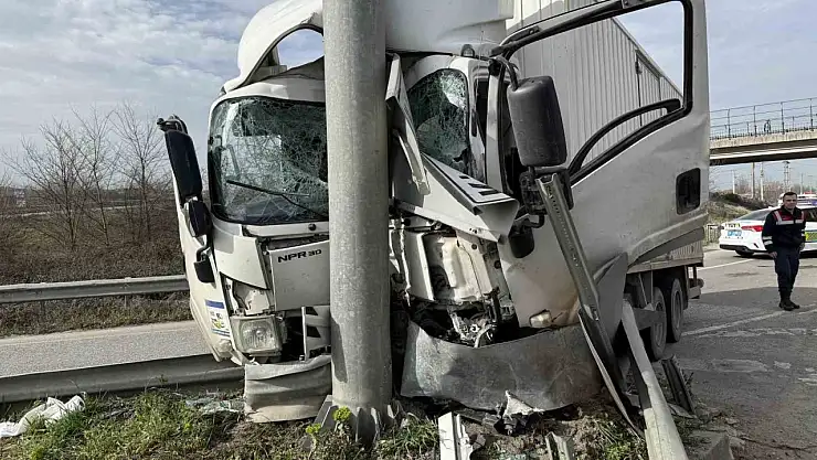 Kamyonet yön tabelasına ok gibi saplandı