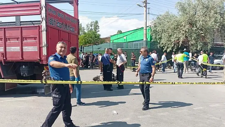 Kamyonla çarpışan motosiklet sürücüsü hayatını kaybetti