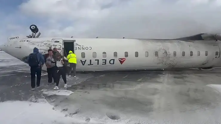 Kanada'ya iniş yapan yolcu uçağı ters döndü! Çok sayıda yaralı var