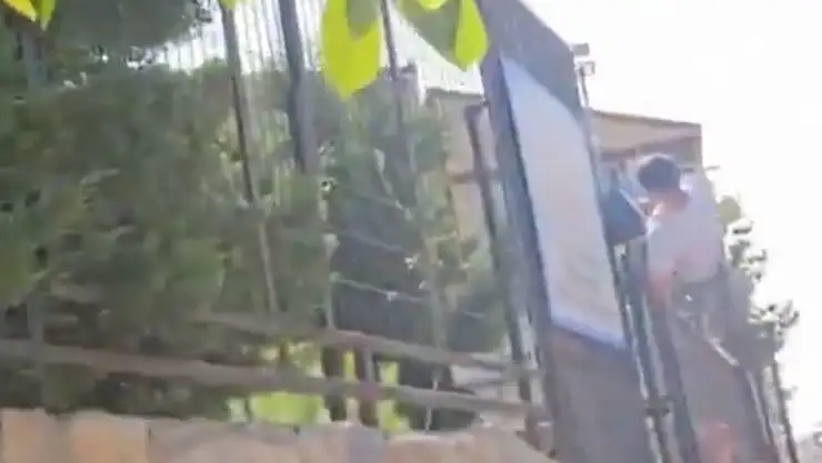 Kapıya tırmanarak içeri girmek isteyen öğrenci hangi okulda?