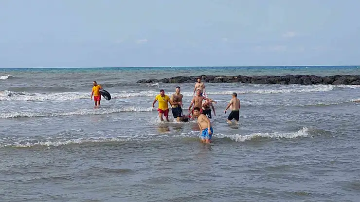 Karadeniz'de can pazarı: 2 arkadaş baygın halde denizden çıkartıldı