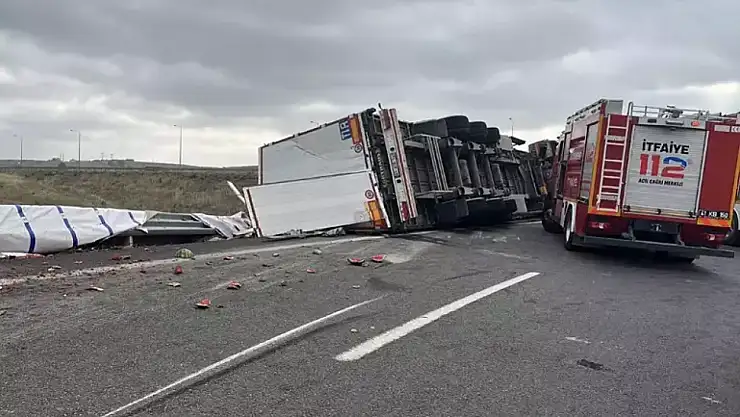 Karpuz yüklü TIR devrildi 1 ölü, 3 yaralı