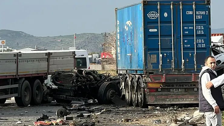 Karşı şeride geçen tır üç araca çarptı