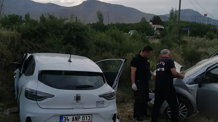 Karşı Şeritteki Araca Çarptı: 1 Kişi Öldü, 4 Kişi Yaralandı