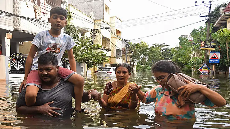 Kasırganın yerle bir ettiği Hindistan'da can kaybı 17'ye yükseldi