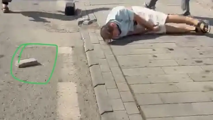 Kavga ettikleri şahsı taşla bayılttılar!