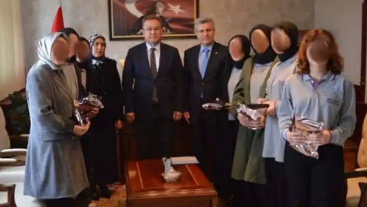 Milli Eğitim Müdürü Kendisini Ziyaret Eden Öğrencilerin Yüzünü Sansürledi