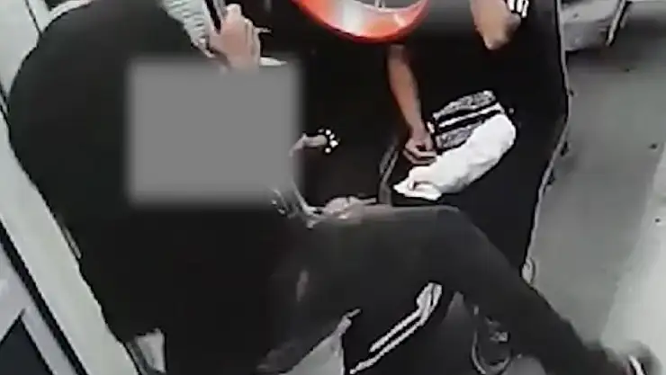 Kayseri'de tramvaya zarar verenler kamerada