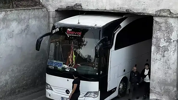 Kayseri'ye Ağrı 1970 Spor'un takım otobüsü alt geçide sıkıştı