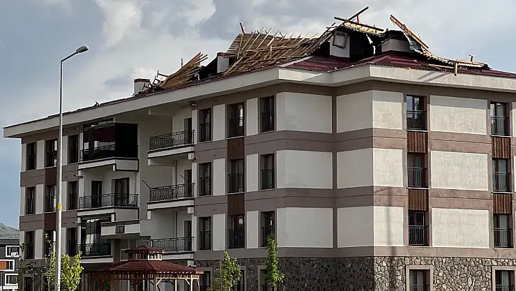 Kayseri'yi Sağanak, Dolu ve Fırtına Vurdu, Araçların Camları Patladı