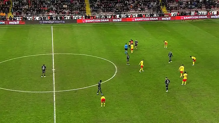 Kayserispor Beşiktaş Maçında Minik Taraftar Sahaya Girdi