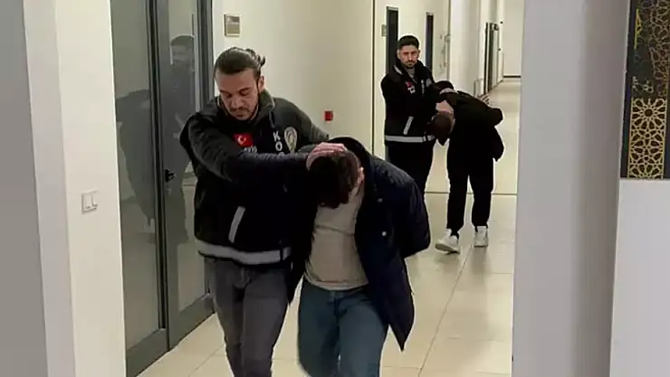 Kendilerini polis olarak tanıtıp, 1 milyon TL dolandırdılar