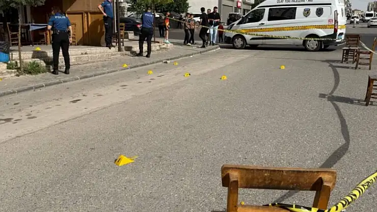 Kıraathanenin önünde oturan gence kanlı infaz