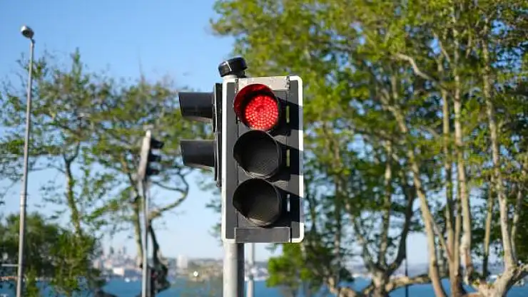 Kırmızı ışık cezası için yeni düzenleme: Ehliyetiniz iptal olabilir