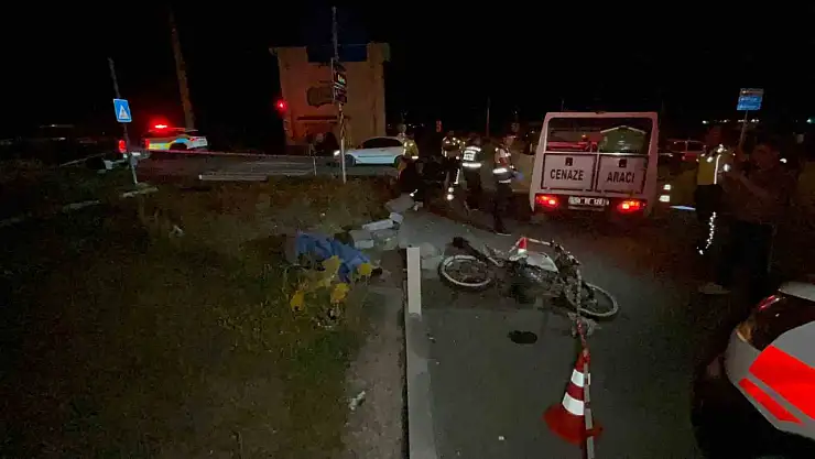 Kırmızı ışıkta geçen motosiklet sürücüsü minibüse çarptı