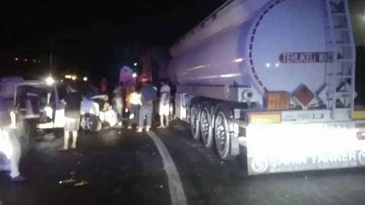 Kız İstemeden Dönen Aile Minibüsü Tankere Çarptı: 14 Yaralı