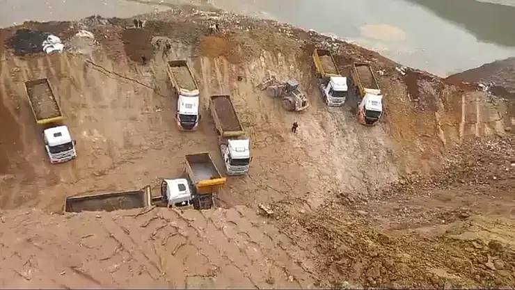 Kocaeli'de toprak kayması! Kepçe ve kamyonlar sürüklendi